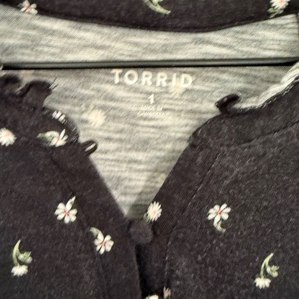 Torrid Henley Top Womens 1 Black Floral Short Sleeve 1X Cottagecore Casual Ditsy - Picture 5 of 8